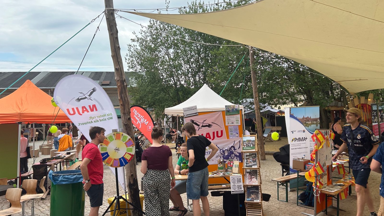 Messe der Jugendvereine unter Sonnensegeln auf dem Gelände des Kulturbahnhofs
