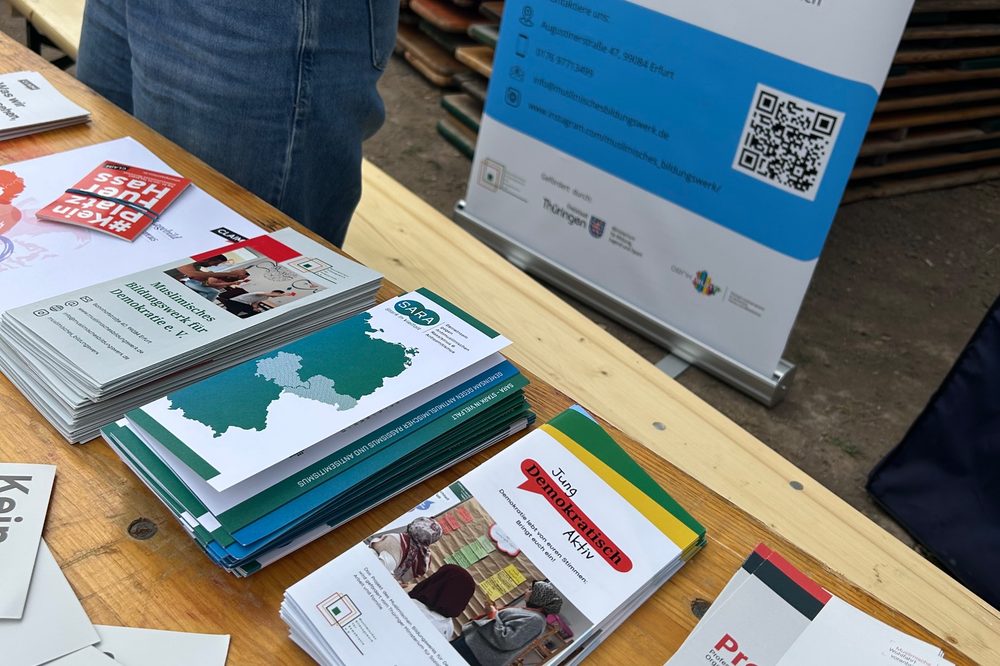 Flyer des Bildungswerks und der Projekte SARA und „Jung, Demokratisch, Aktiv“ am Stand