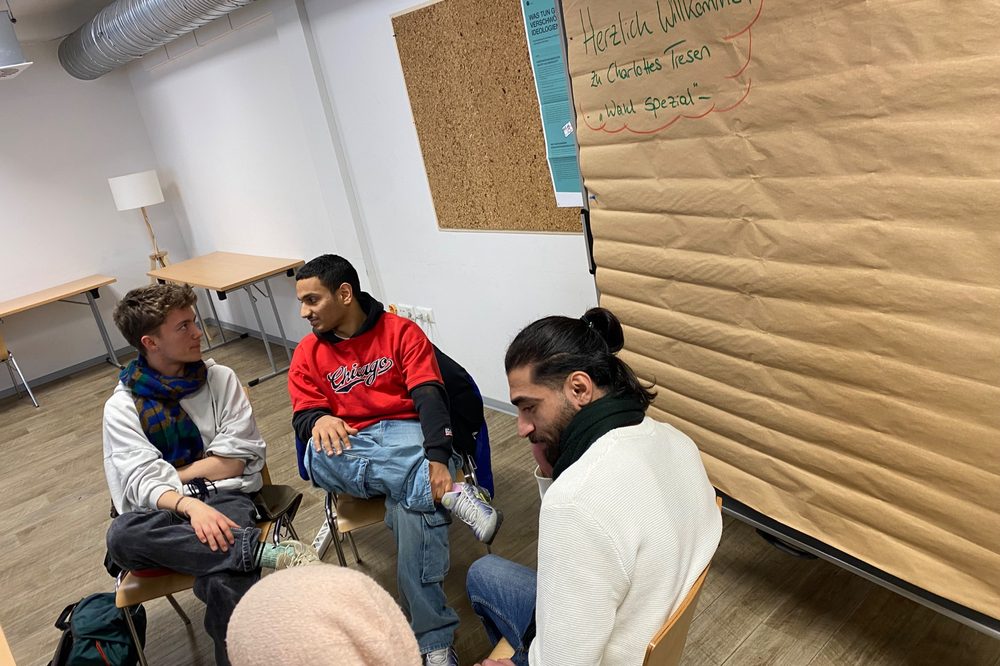Debattierrunde im Stuhlkreis neben dem Flipchart „Wahl Spezial“