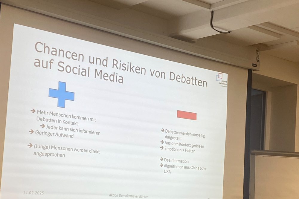 Folie zu Chancen und Risiken von Debatten auf Social Media