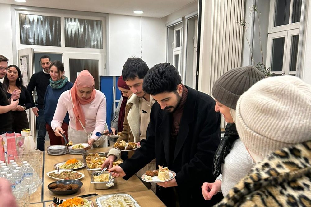 Eine lange Schlange von Gästen am Buffet