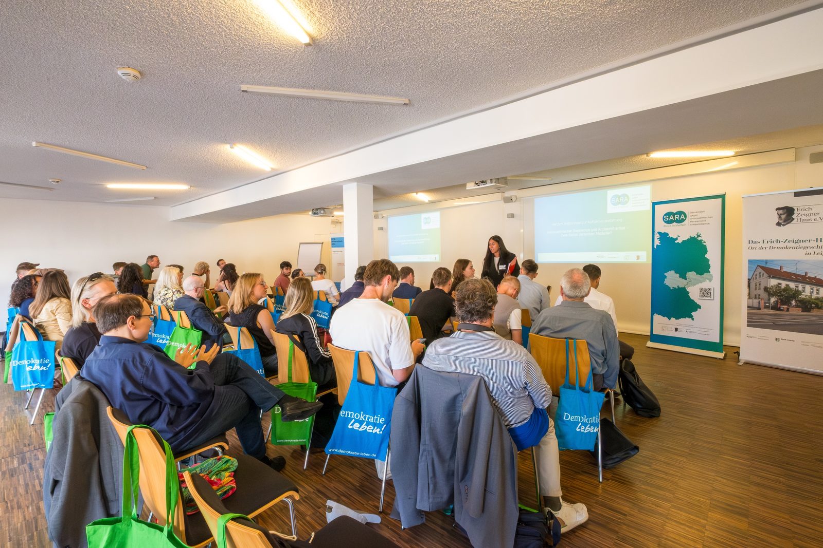 Rund 60 Gäste im Saal bei der Auftaktveranstaltung von SARA in Leipzig