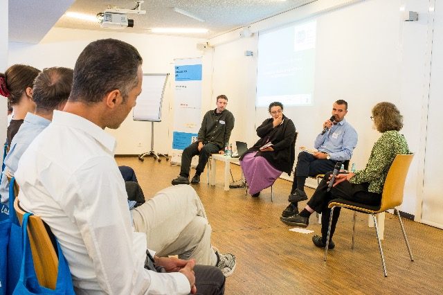 Podiumsdiskussion mit vier Gästen vor dem Publikum