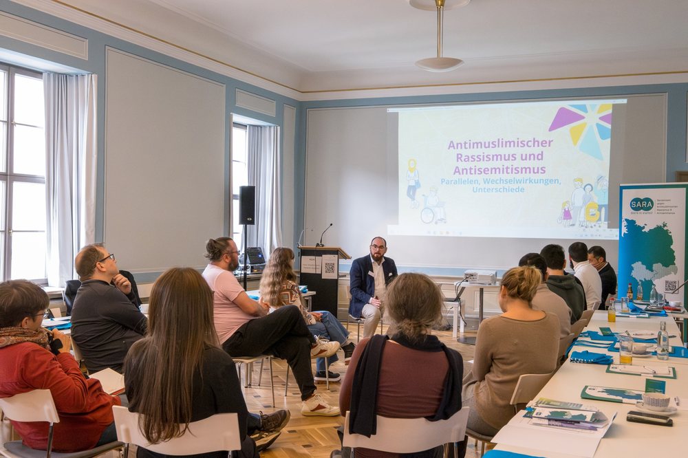 Workshop von Ramzi Ghandour zu Parallelen, Wechselwirkungen und Unterschieden zwischen antimuslimischem Rassismus und Antisemitismus