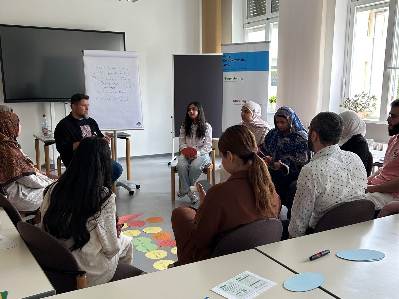 Junge Menschen im Stuhlkreis beim Workshop „Glaube, Demokratie und Vielfalt“